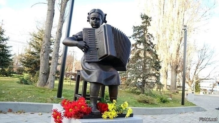 Памятник девочке, которая во время Сталинградской битвы часами играла в госпи...