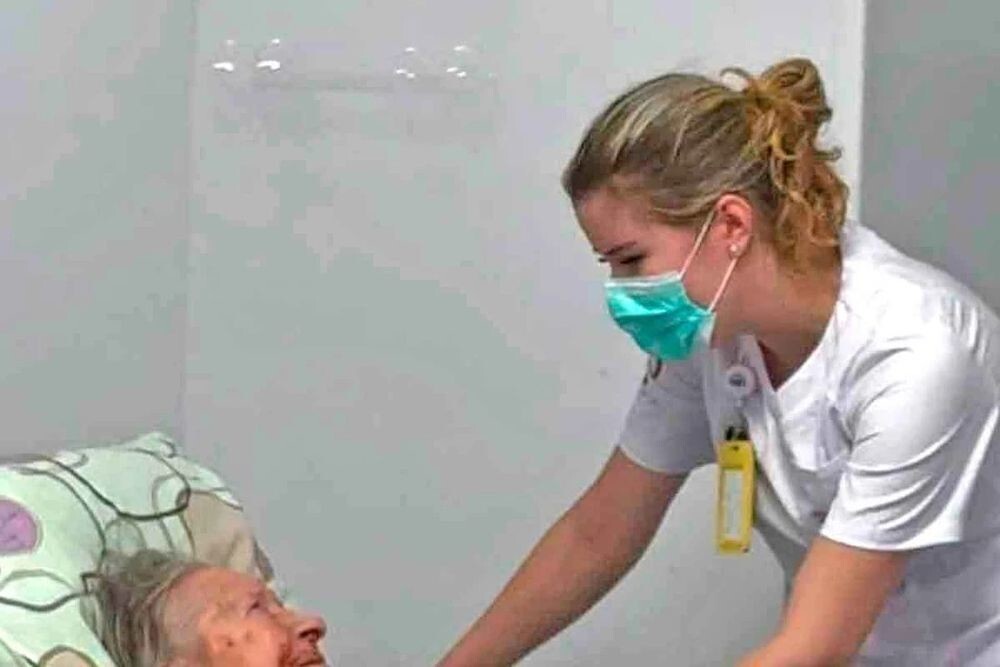 Медсестра успокоила бабушку пением