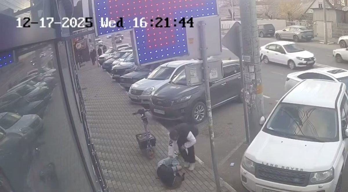 Лихач на самокате влетел в девушку на тротуаре в Новороссийске
