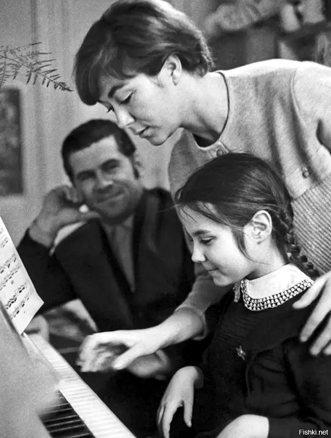 Эдита Пьеха с дочерью Илоной и супругом, композитом Александром Броневицким, ...