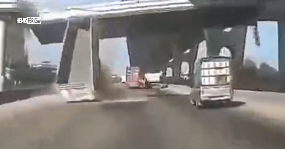 В Таиланде грузовик с поднятым кузовом обрушил пешеходный мост