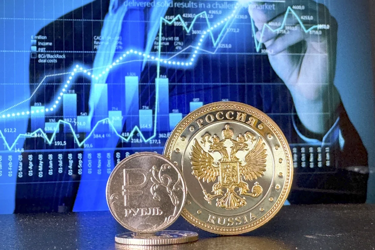 Рубль стал самой крепкой валютой уходящего года