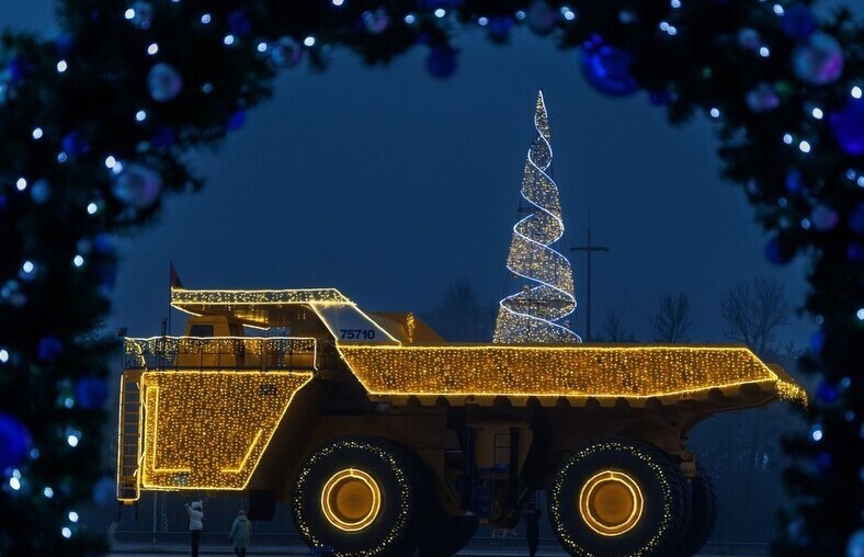 Гигант в огнях:  в Минске зажгли новогодний БЕЛАЗ