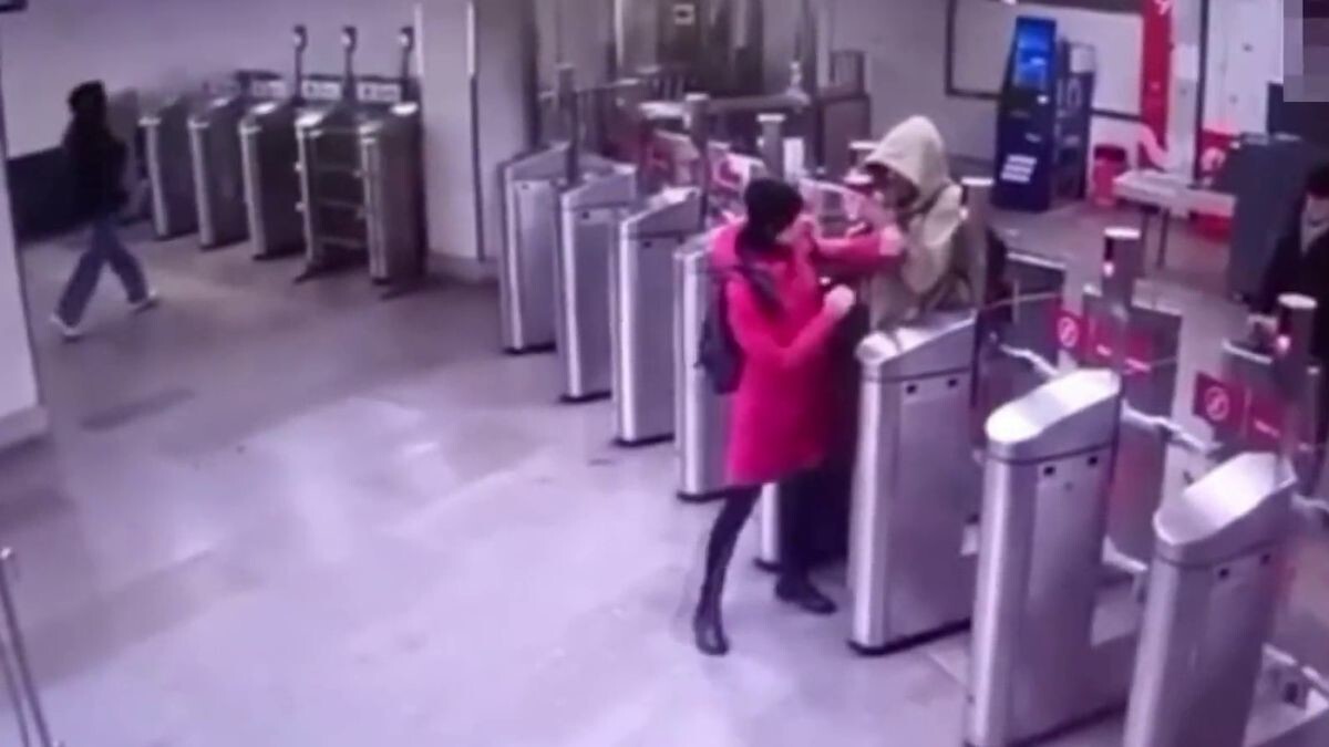 Безбилетник плеснул горячим кофе в лицо девушке