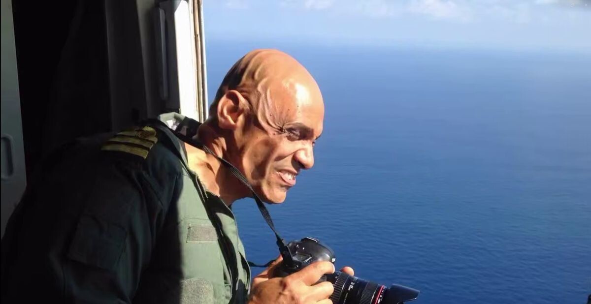 Фотограф высунулся из самолёта во время полёта