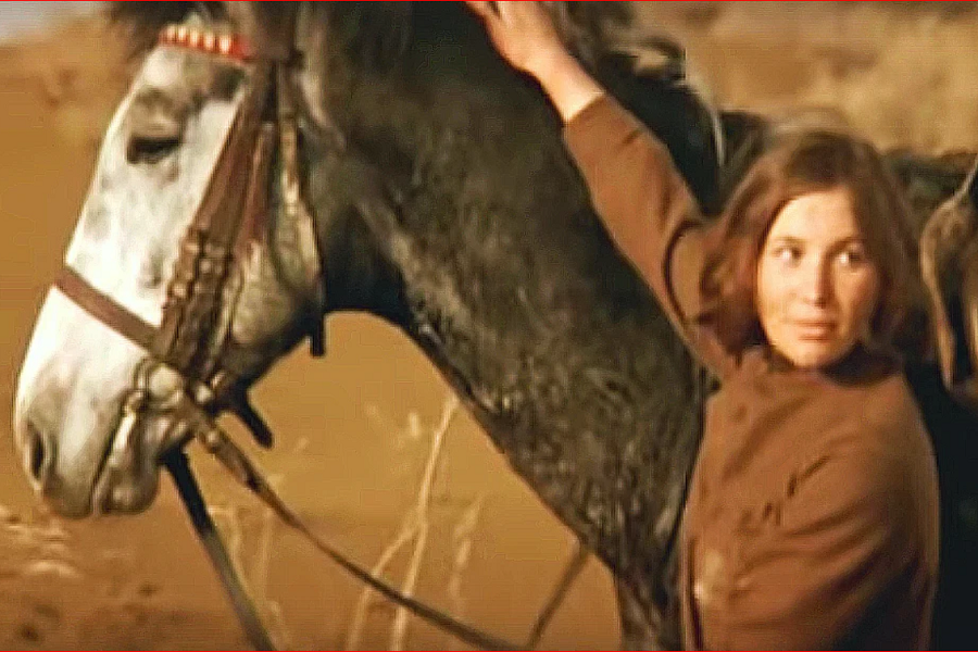 Кожанка и красный платок