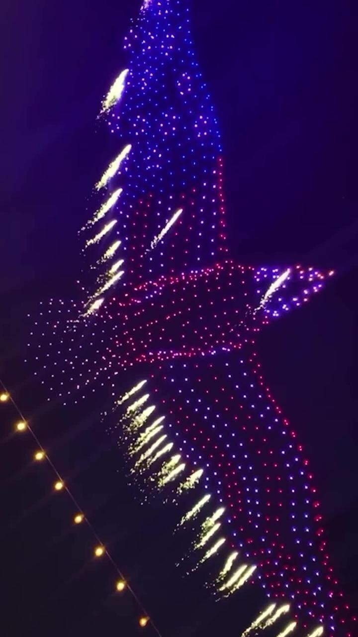 Совместили дроны с фейерверками