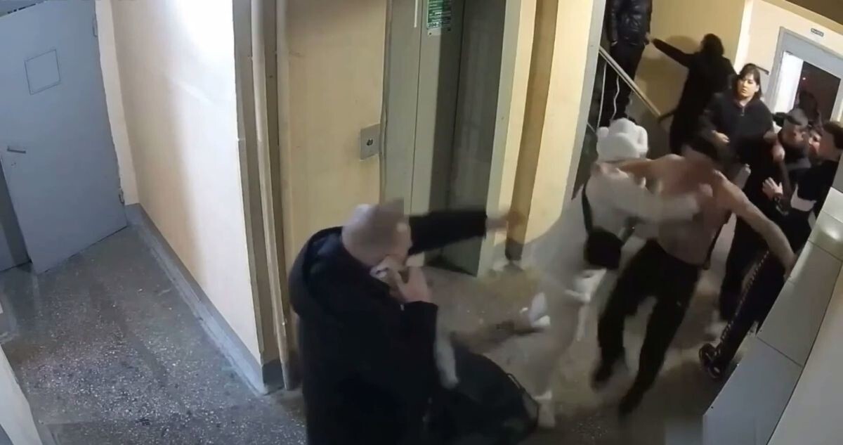 Драка в казанском подъезде попала на видео