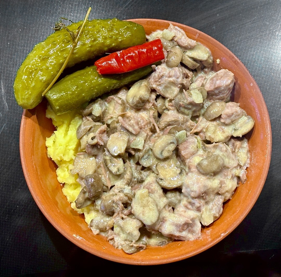 Голяшка говяжья томлёная с грибами в сливках