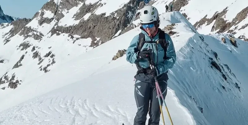 За секунду до катастрофы: лыжницу с собакой чуть не накрыла лавина
