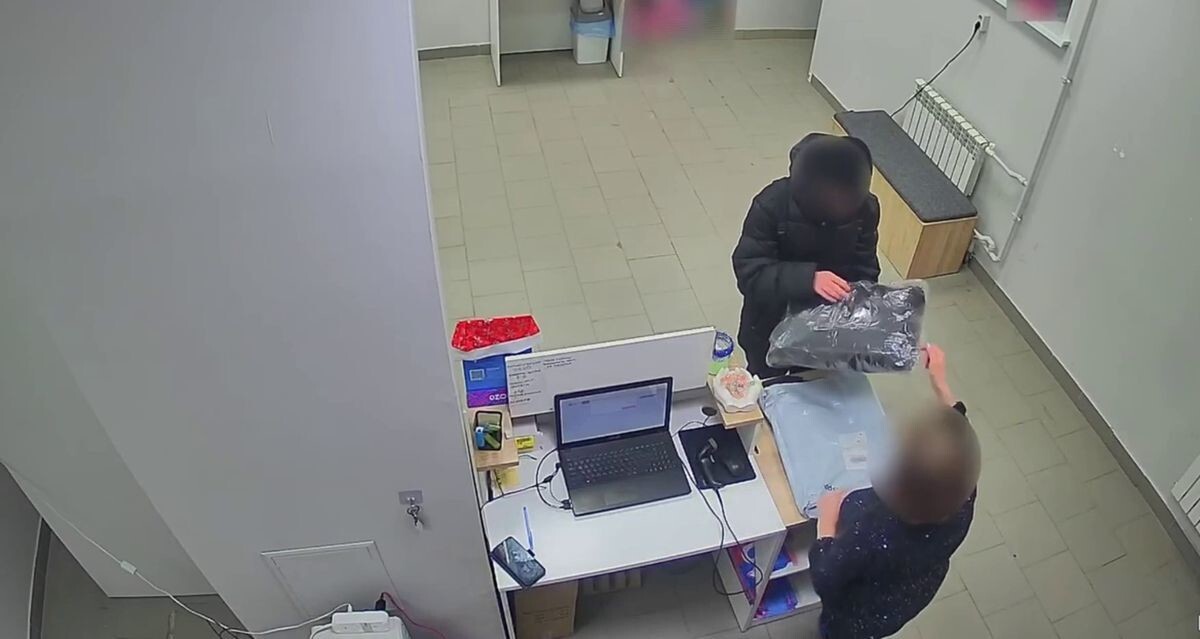 Парень похитил куртку из пункта выдачи заказов