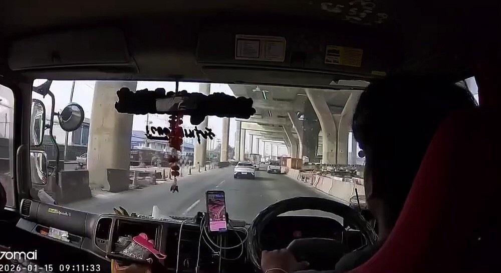 В Таиланде автомагистраль обрушилась на машины