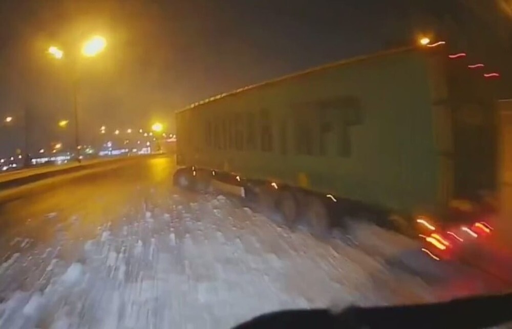 Дорожники забыли кучу снега на МКАДе