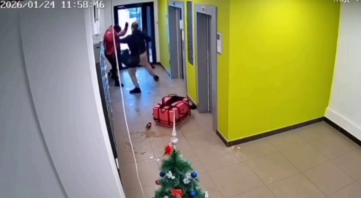 Мужчина подрался с курьером в подъезде