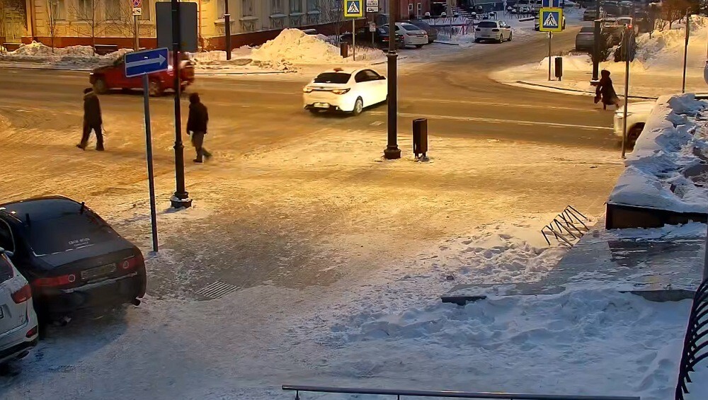 Перебегала дорогу и упала под машину