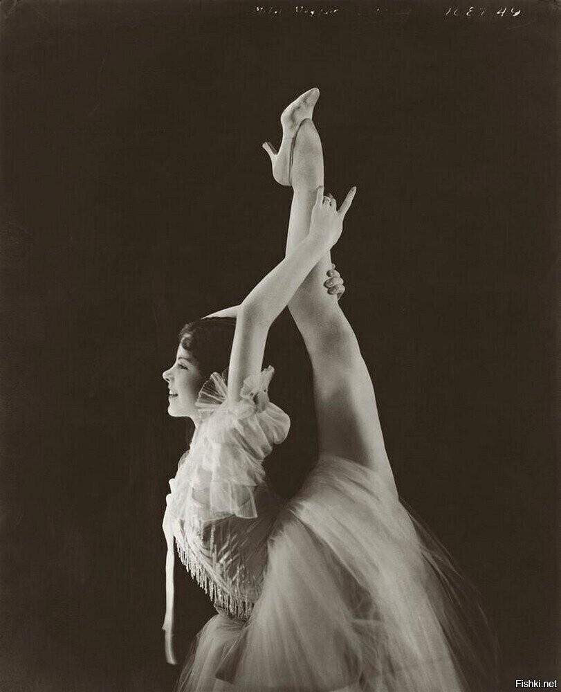 Митци Мэйфэр с поднятой ногой, 1931 г