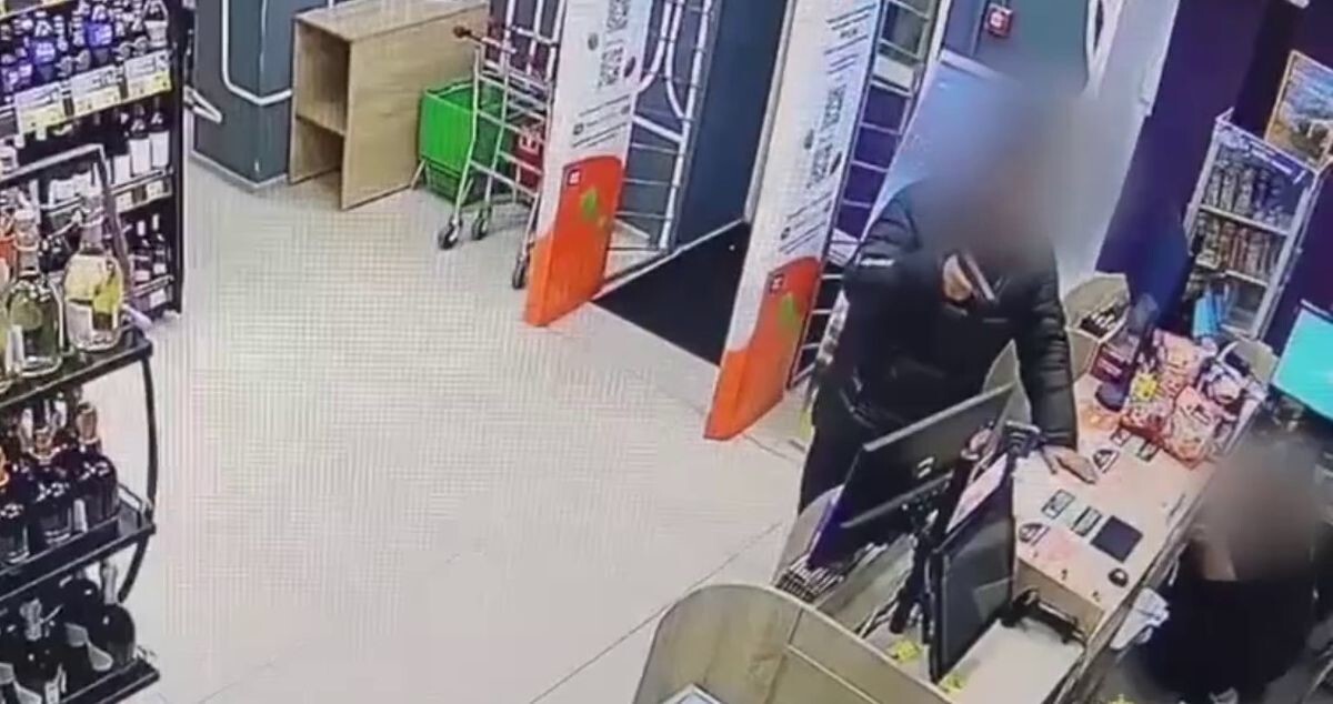 Пьяный грабитель не смог дотянуться до кассы в магазине