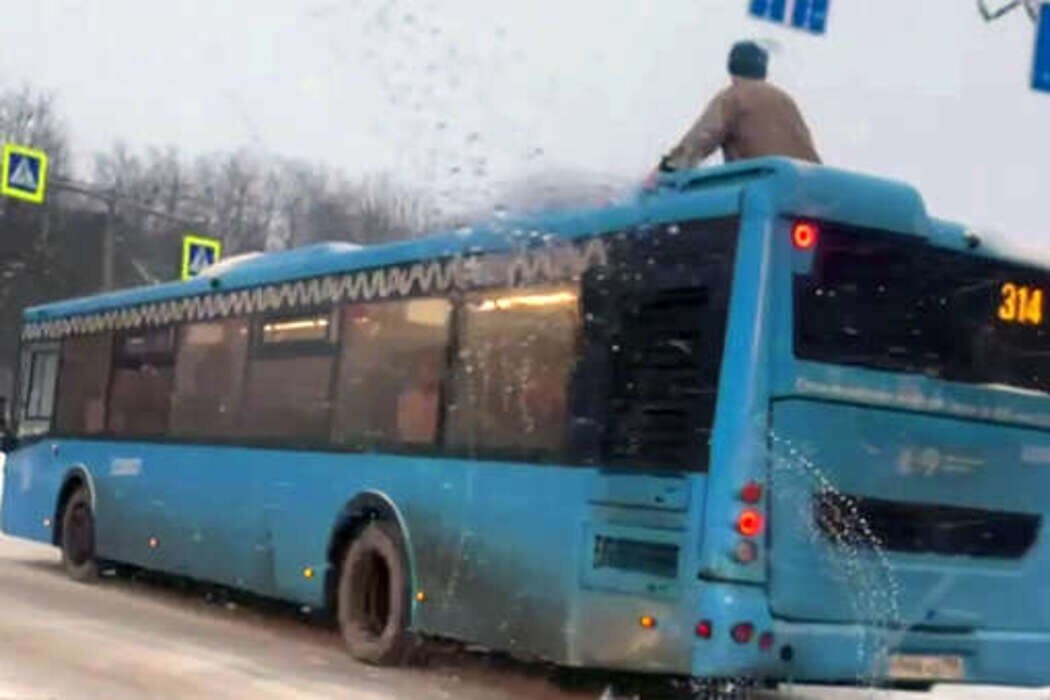 Мужчина «оседлал» автобус на&nbsp;востоке Москвы