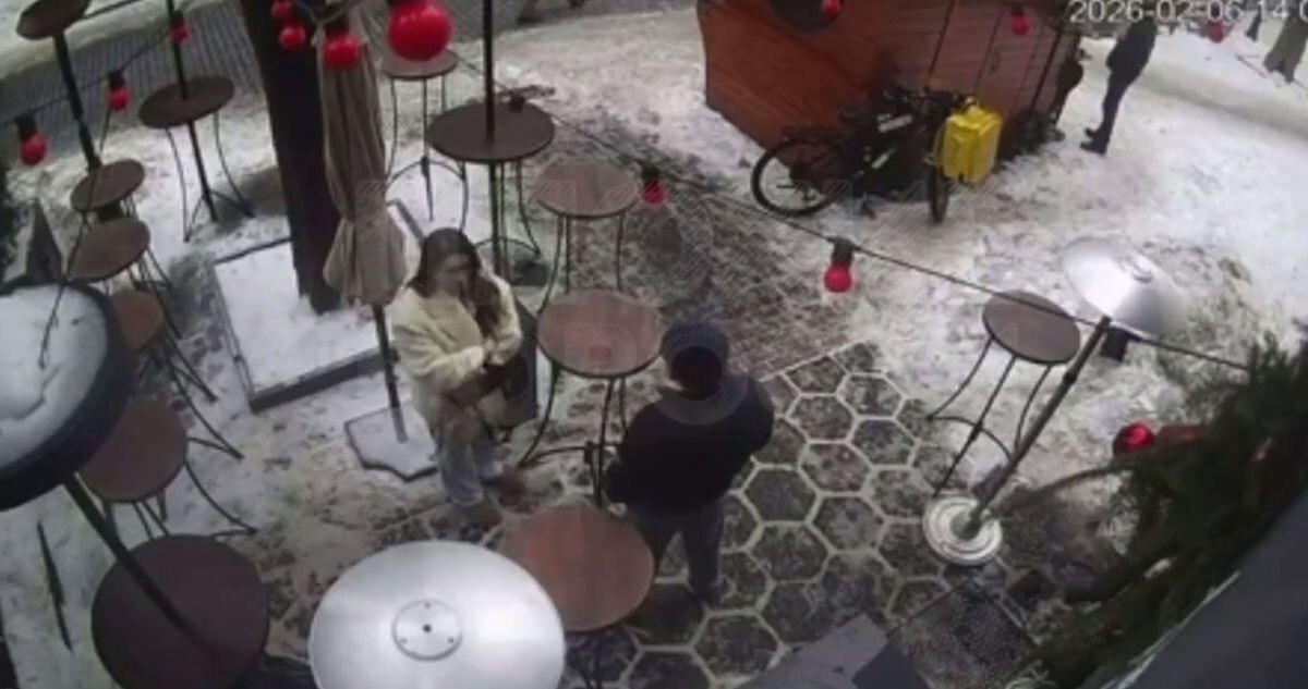 Лёд с крыши упал на прохожих
