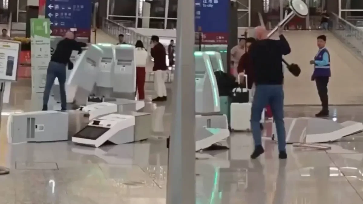 В аэропорту Гонконга разъярённый турист   превратил терминал в поле боя