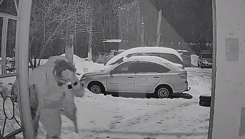 В Самаре на мужчину рухнула глыба льда с крыши