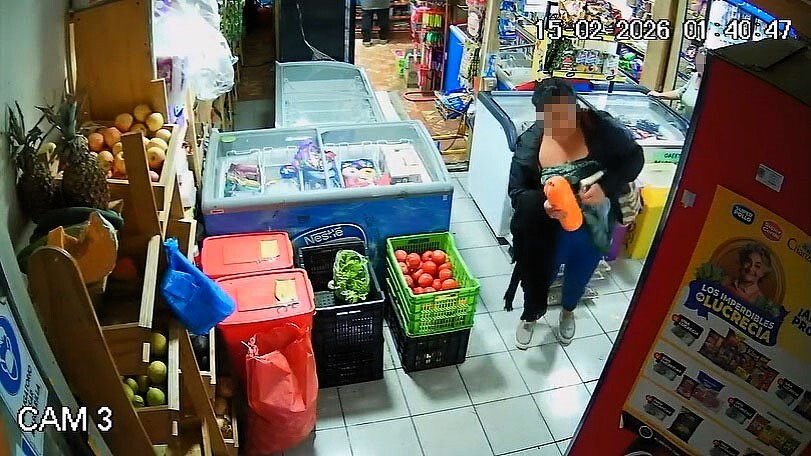В Чили женщина украла огромную колбасу, спрятав её в штаны