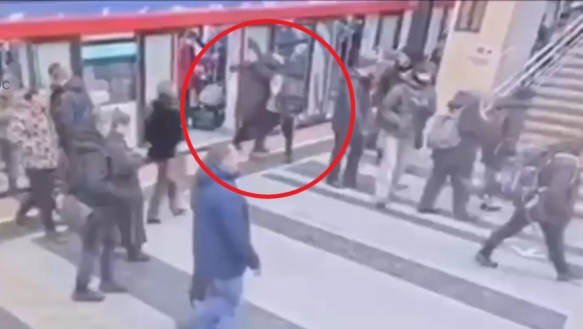 Пассажиры метро помешали негодяю ограбить девушку