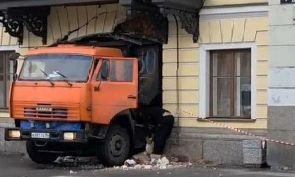 Грузовик обрушил арку и часть фасада Дома Голицына