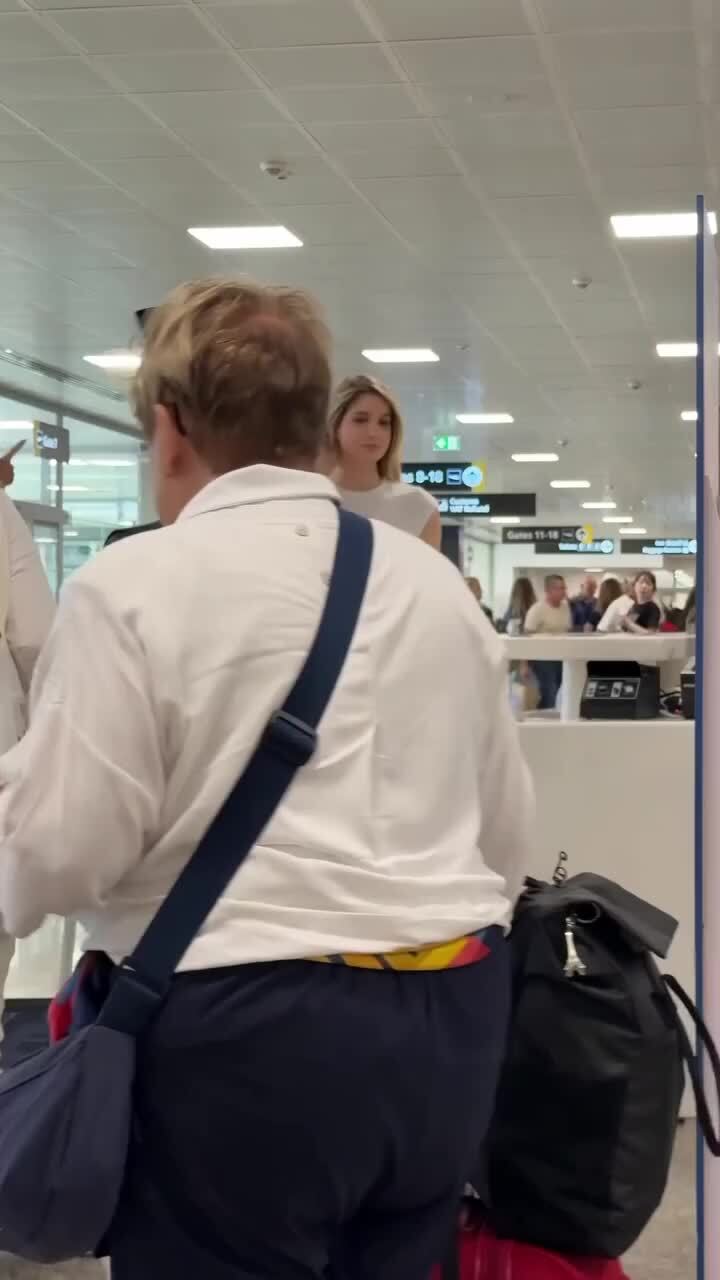 Привлекательная пассажирка)