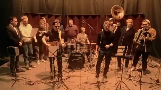 С праздником , девчонки