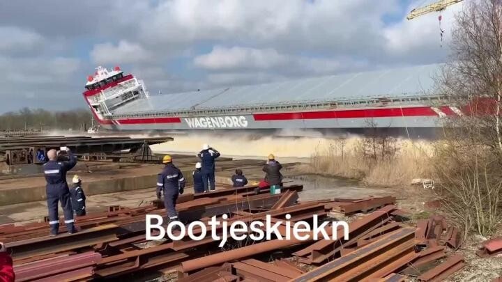 Эффектный спуск на воду