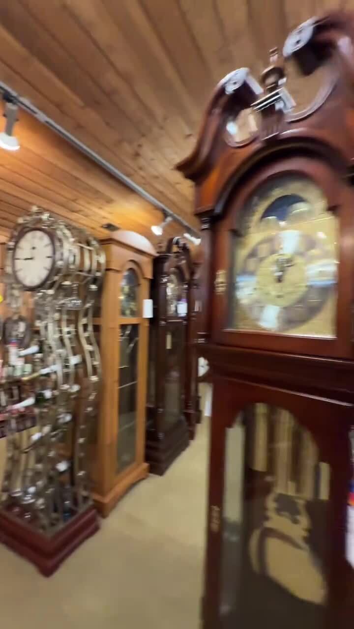 Час ночи в магазине часов
