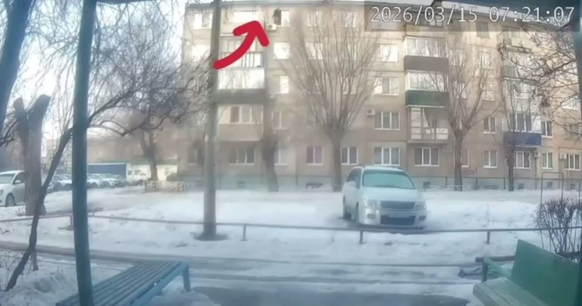 Женщина выпала из окна пятого этажа и сама вернулась домой