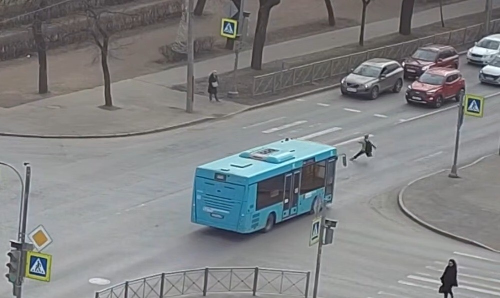 Пытался успеть на автобус