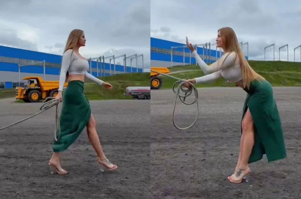 Девушка «выгуливает» гигантский самосвал