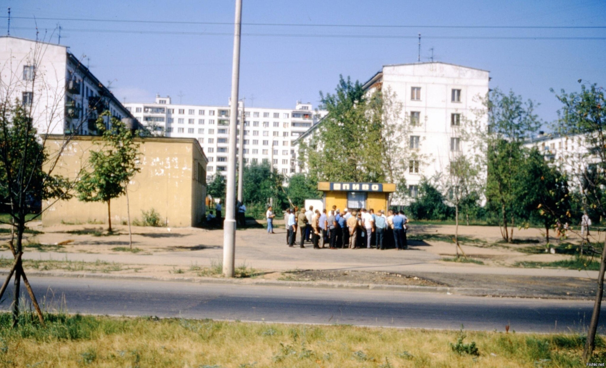 У пивного ларька, 1972