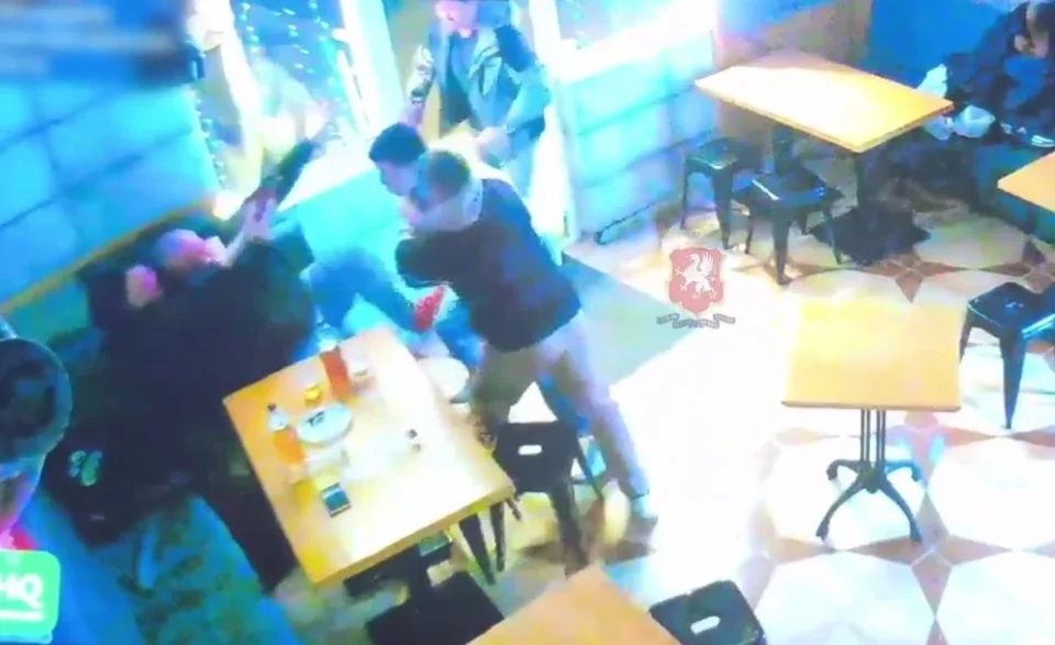 В Севастополе трое мужчин избили семейную пару в баре после того, как супруг заступился за возлюбленную
