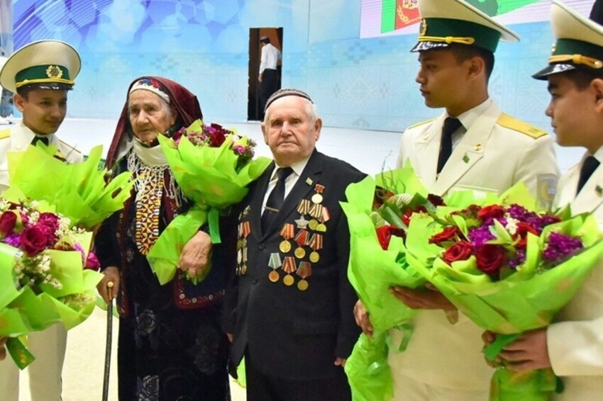 Туркменских ветеранов обязали сдать деньги на подарки себе к 9 мая