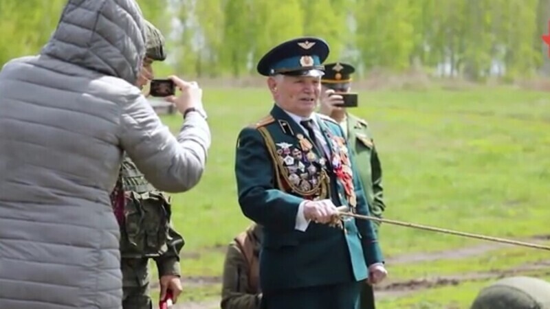 Ветеран ВОВ приехал на полигон и вспомнив лихую молодость лично произвёл выстрел: видео