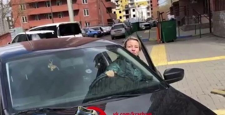 Автомобилистка из Красноярска, которая считает что ей все должны уступать дорогу