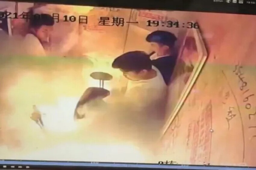 Что-то вспыхнуло: в лифте китайской многоэтажки загорелся электроскутер