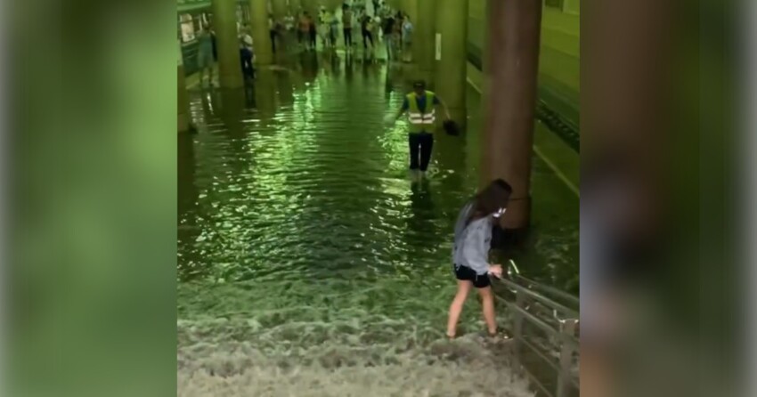 Ясенево вода. Потоп в метро Ясенево. Затопило метро в Москве. Ясенево затопило. Затопило станцию метро.