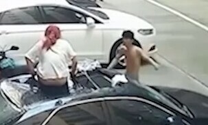 «Попробовали новое»: голая девушка выпала из окна во время секса и попала на видео