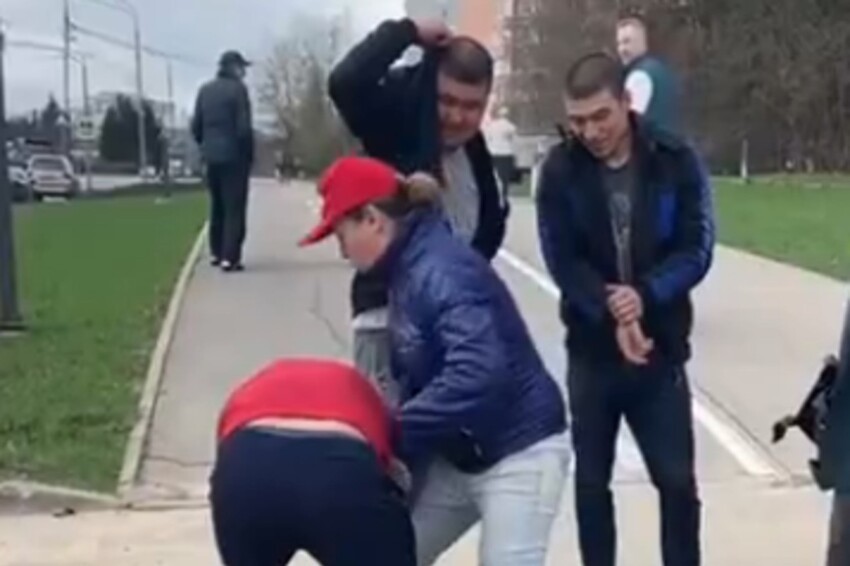 Москва режут. Режут барана прямо на улице.