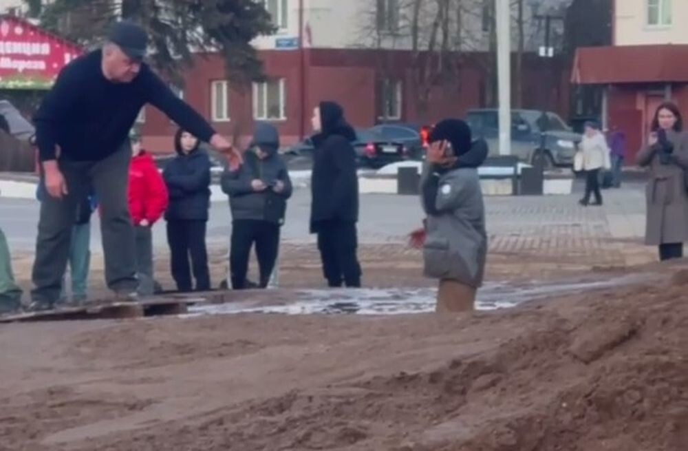 В Подмосковье двое детей застряли в трясине посреди площади города