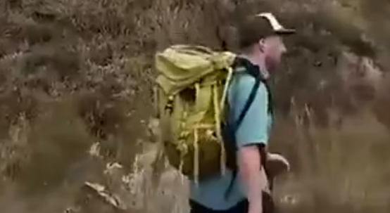 Мужчина придумал, как упростить себе жизнь во время путешествий с большим рюкзаком