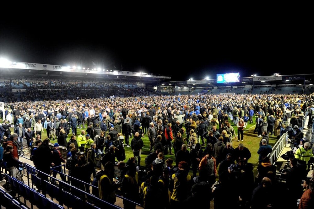 В Англии фанаты развеяли человеческий прах на футбольном поле, пришлось менять газон