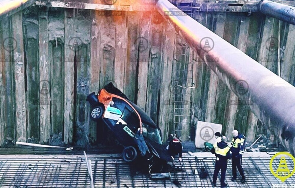 В Петербурге пьяные мигранты на каршеринге, уходя от полиции, упали в строительный котлован