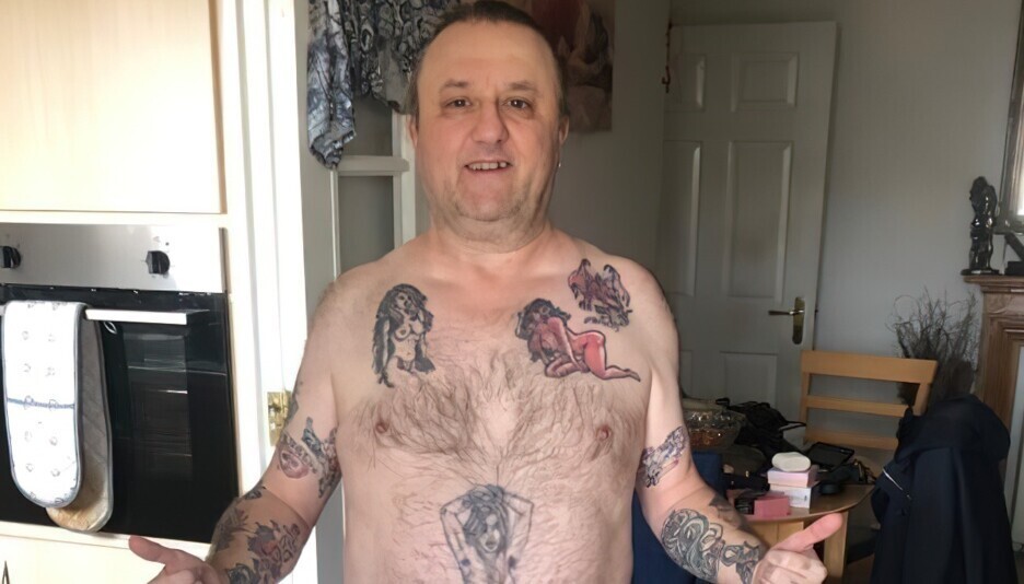 Как живётся мужчине с очень непристойной татуировкой на животе
