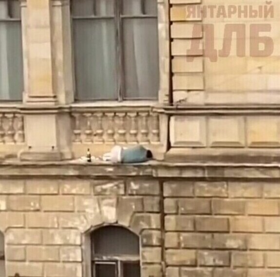 В Калининграде турист из Москвы забрался на карниз музея и лёг там спать